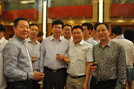   董事长张百启(右)与江苏省安徽商会会长陈; 从左至右依次为